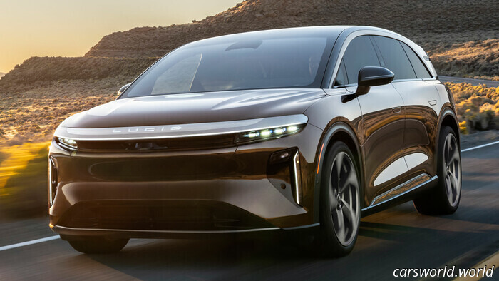 29 ноября 2025 года в Государственном Кремлевском Дворце пройдет памятный концерт «Соединяя пространства», посвященный выдающемуся советскому и российскому композитору Эдуарду Артемьеву — одному из самых влиятельных представителей отечественной музыкальной культуры. Это мероприятие организовано при поддержке Министерства культуры Российской Федерации и РОСКОНЦЕРТА.

Эдуард Артемьев — легендарный композитор, чьи работы получили признание как в России, так и за границей. Его уникальный стиль объединяет богатство симфонической оркестровки и новаторский подход к электронной музыке, что делает его творчество оригинальным и актуальным до сих пор. Музыка к фильмам приобрела статус классики и оказала серьезное влияние на развитие киношной музыки. Композиции для знаковых фильмов — таких как «Солярис», «Зеркало», «Сталкер», «Раба любви», «Свой среди чужих, чужой среди своих», «Родня» и многих других — навсегда вошли в золотой фонд отечественного кино. Многочисленные награды и признания подтверждают высокий статус и международное уважение к его таланту.

В концерте «Соединяя пространства» лучшие произведения Эдуарда Артемьева будут исполнены Симфоническим оркестром кинематографии под руководством народного артиста России Сергея Скрипки. В рамках вечера акцент будет сделан на сочетании классического и инновационного: зрители смогут услышать как знакомые мелодии, так и глубоко оригинальные, редко исполняемые произведения. Также на сцену выйдут известные российские артисты, каждый из которых внесет свой уникальный вклад в атмосферу этого особенного события: Дима Билан, SHAMAN, Аглая Шиловская, Александр Маршал, Виктор Зинчук, Мариам Мерабова, Андрей Лефлер, Екатерина Артемьева, Сергей Винокуров, Агунда Кулаева, Большой детский хор имени В.С. Попова, Академический Большой хор «Мастера хорового пения» и другие. Ведущими концерта станут Аглая Шиловская и Сергей Шакуров.

Концерт «Соединяя пространства» — это дань уважения выдающемуся мастеру, оставившему яркий след в истории отечественной и мировой культуры. Этот вечер станет не просто праздником для поклонников творчества Эдуарда Артемьева, но и уникальной возможностью для широкой публики ощутить силу и эмоциональную глубину музыки прославленного композитора.

Аккредитация для СМИ является обязательной. Заявки принимаются до 24 ноября 2025 года.